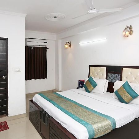Oyo 8253 Golden Heights Hotel New Delhi Exterior photo
